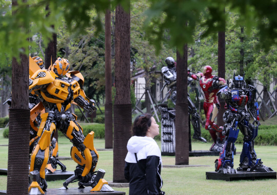 20일 오후 부산 연제구 부산시민공원 기억의 기둥'에서 김후철 작가의 정크아트 전시회 '공원에 R군단이 나타났다'가 열리고 있다. 정크아트(Junk Art)란 폐기물로 제작한 미술작품을 말한다. 이번에 전시하는 작품도 오토바이 체인, 오토바이 완충기, 브레이크 디스크, 자동차 클러치 스프링 등 고철이나 폐부품으로 만들었다.